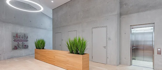 Empfangsbereich mit Aufzug und moderner Innenarchitektur