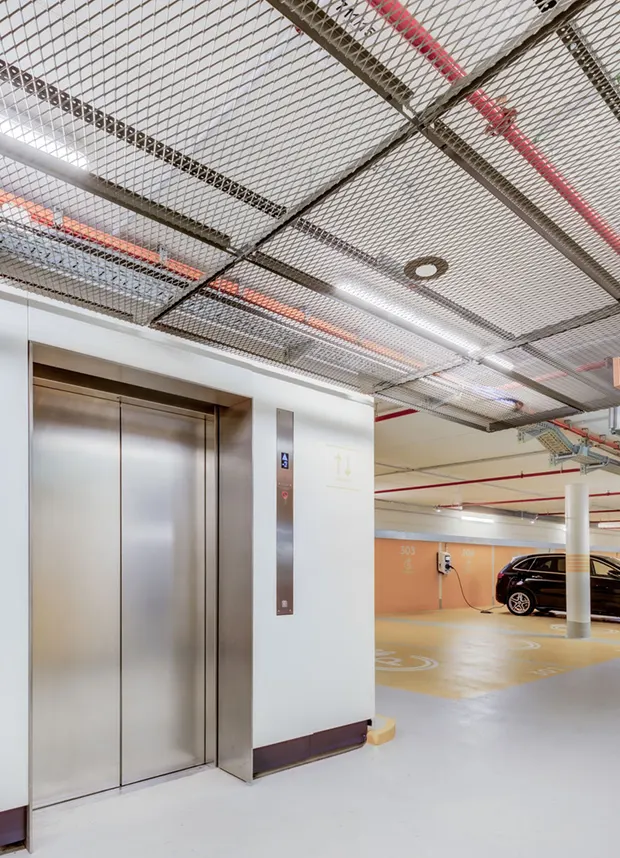 Aufzug in Tiefgarage mit Ladeinfrastruktur