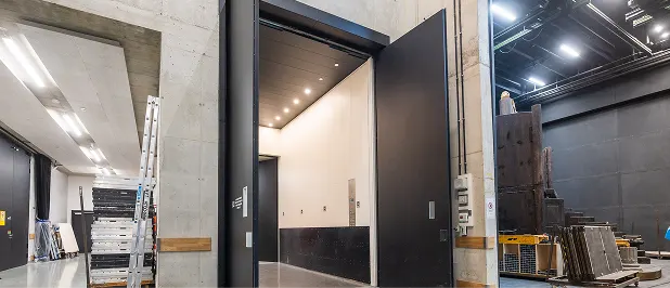 Lastenaufzug in Industriehalle mit offener Tür