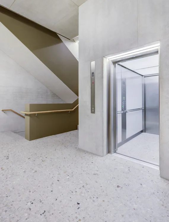 Moderner Aufzug in minimalistischem Treppenhaus