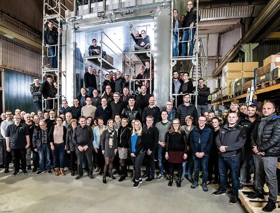 Teamfoto Brobeil vor Industrieanlage