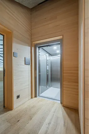 Kleiner Aufzug mit Holzverkleidung im Innenraum