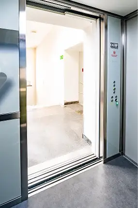 Moderner Plattformaufzug in minimalistischem Innenraum