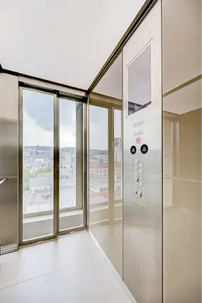 Glasaufzug mit Blick auf modernes Gebäudeinterieur