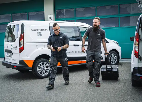 Techniker auf dem Weg zum Einsatz