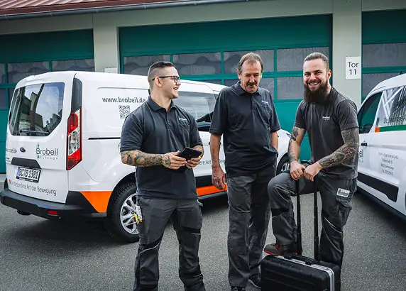 Team bespricht Auftrag vor Servicefahrzeug
