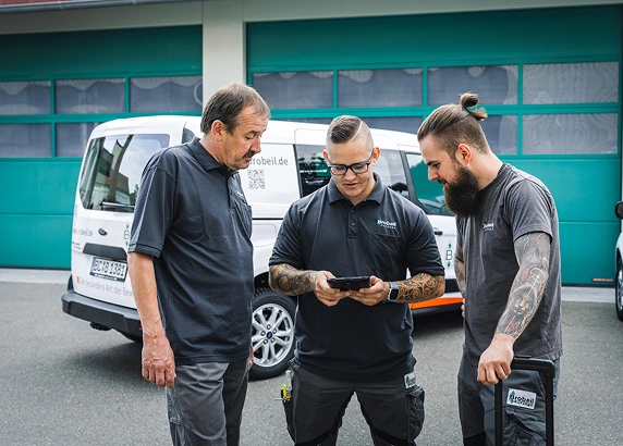 Techniker besprechen Auftrag auf einem Tablet