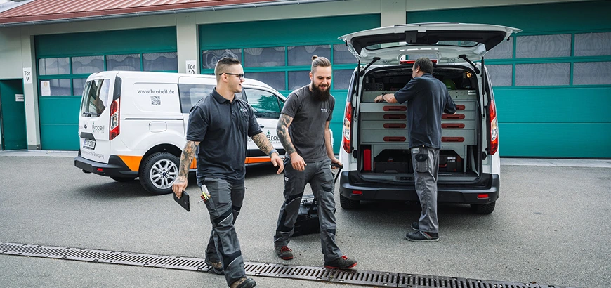 Servicetechniker bei der Einsatzvorbereitung am Fahrzeug